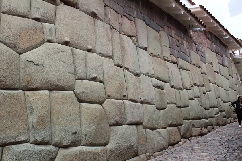 Wide view of one of the walls at Hatun Rumiyoc