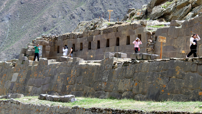 Two tiers of long megalithic walls